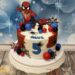 Geburtstagstorte Buben - Spidermans Netze in verschiedenen Farben verzieren die Torte neben dem Superhelden.