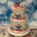 Geburtstagstorte Mädchen - Stitch mal 3 ist hier auf der zweistöckigen Torte oft zu sehen, wie er sich über die Donuts hermacht.