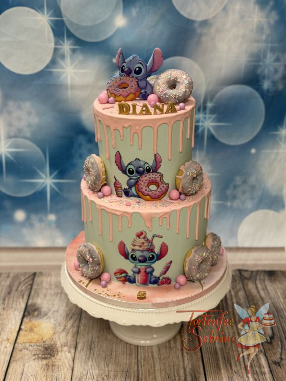 Geburtstagstorte Mädchen - Stitch mal 3 ist hier auf der zweistöckigen Torte oft zu sehen, wie er sich über die Donuts hermacht.