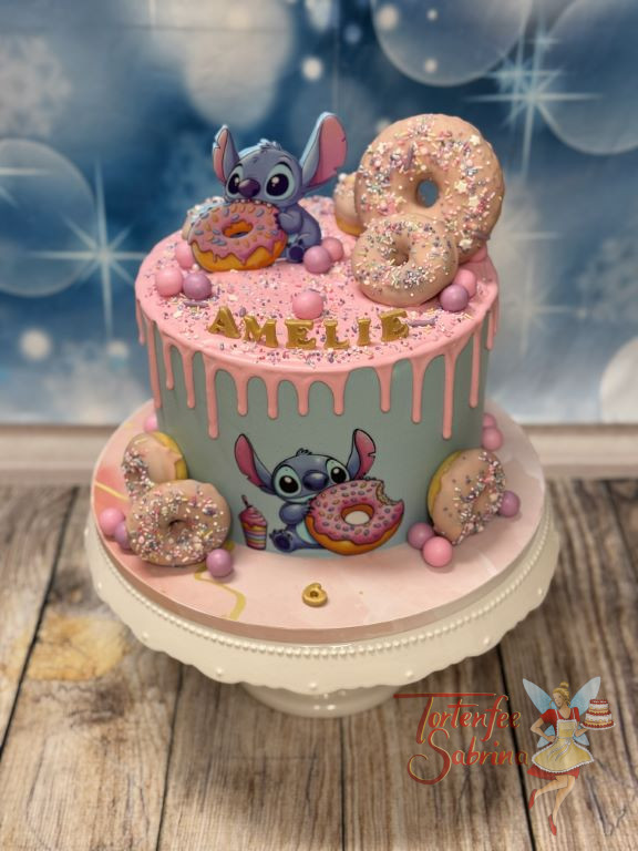 Geburtstagstorte Mädchen - Stitch schmeck's und er macht sich über all die köstlichen Donuts mit Zuckerstreusel her.
