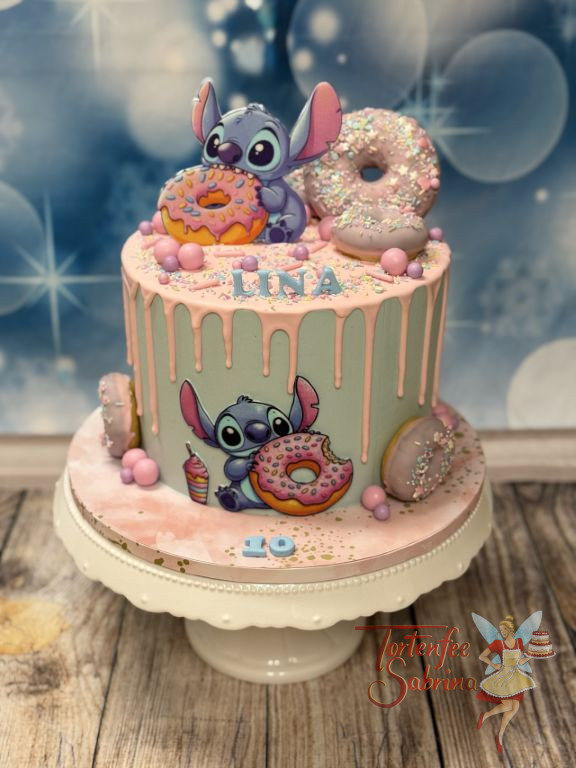 Geburtstagstorte Mädchen - Stitch und die bunten Donuts zieren die Torte neben dem zarten rosa Drip aus Schokolade.