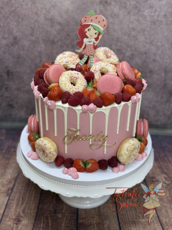 Geburtstagstorte Erwachsene - Strawberry Shortcake ziert oben als Caketopper die Torte gemeinsam mit Donuts und Früchten.