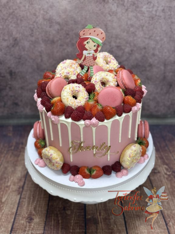 Geburtstagstorte Erwachsene - Strawberry Shortcake ziert oben als Caketopper die Torte gemeinsam mit Donuts und Früchten.