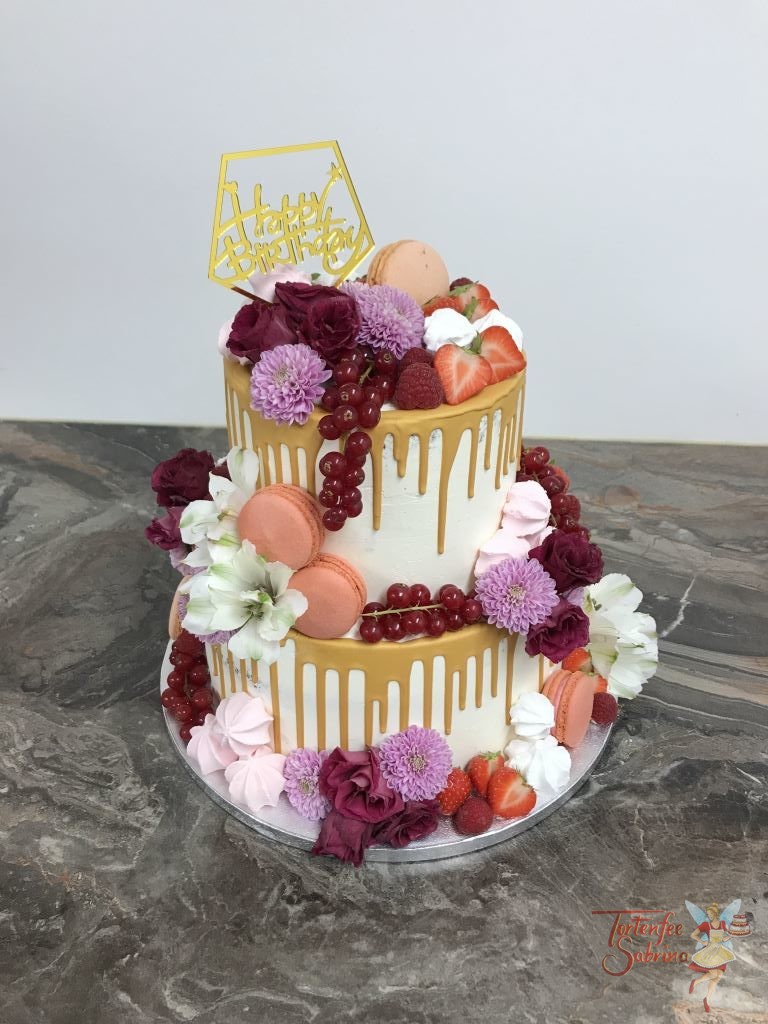 Geburtstagstorte Erwachsene - Süß, fruchtig und goldig ist diese Torte. Ein goldemer Topper und Drip verzieren die Torte ebenso Blumen.