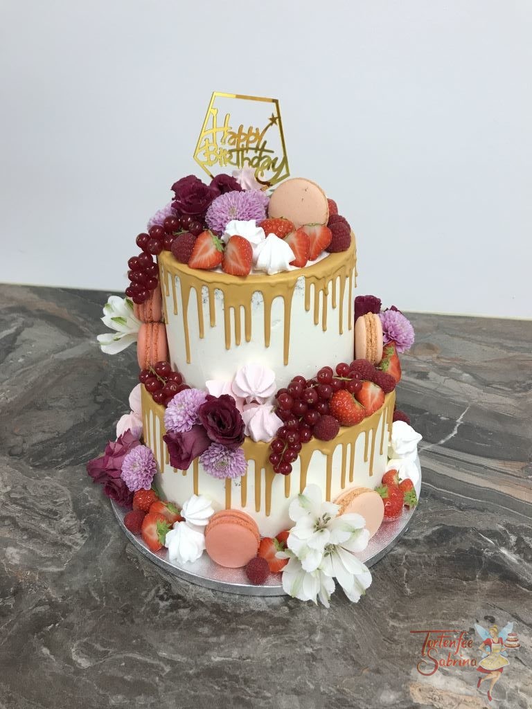 Geburtstagstorte Erwachsene - Süß, fruchtig und goldig ist diese Torte. Ein goldemer Topper und Drip verzieren die Torte ebenso Blumen.