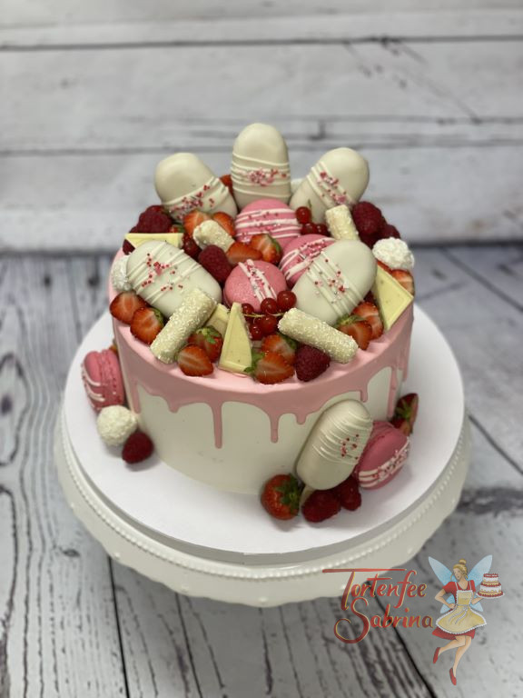 Geburtstagstorte Erwachsene - Süße, freche Beerchen zieren neben Cakesicles und Macarons die rosa Drip Cake.