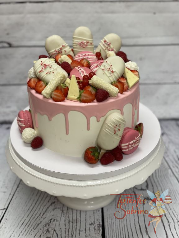 Geburtstagstorte Erwachsene - Süße, freche Beerchen zieren neben Cakesicles und Macarons die rosa Drip Cake.