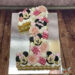 Geburtstagstorte Mädchen - Süße Minnie Mouse ist auf dem Numbercake zusehen. Die Eins wurde mit Blumen und Süßigkeiten verziert.