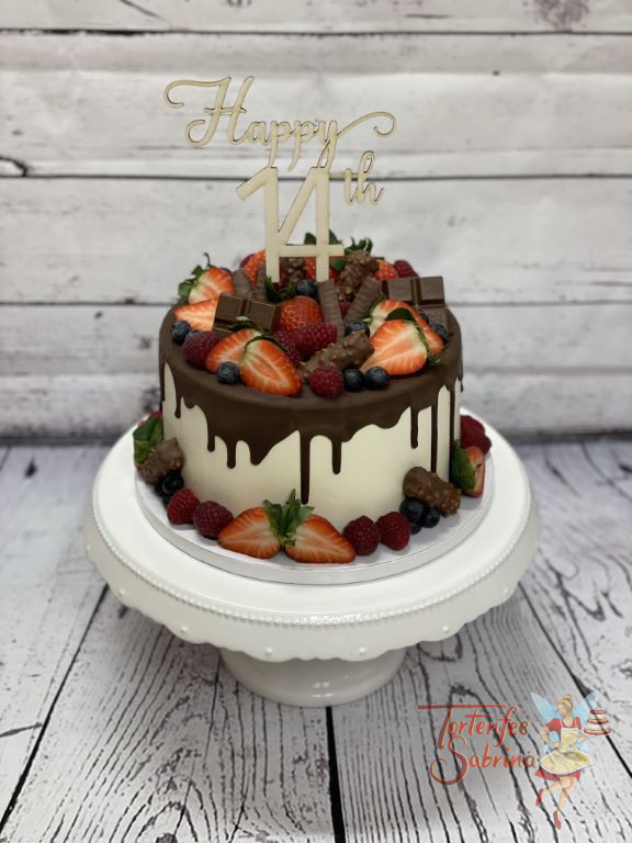 Geburtstagstorte - Süße Schokolade um die 14 die in Form eines Cake Toppers oben die Torte zusätzlich verziert.