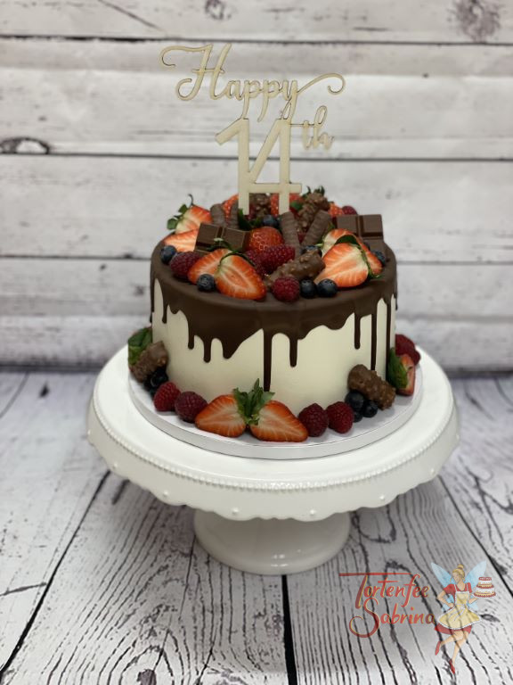 Geburtstagstorte - Süße Schokolade um die 14 die in Form eines Cake Toppers oben die Torte zusätzlich verziert.