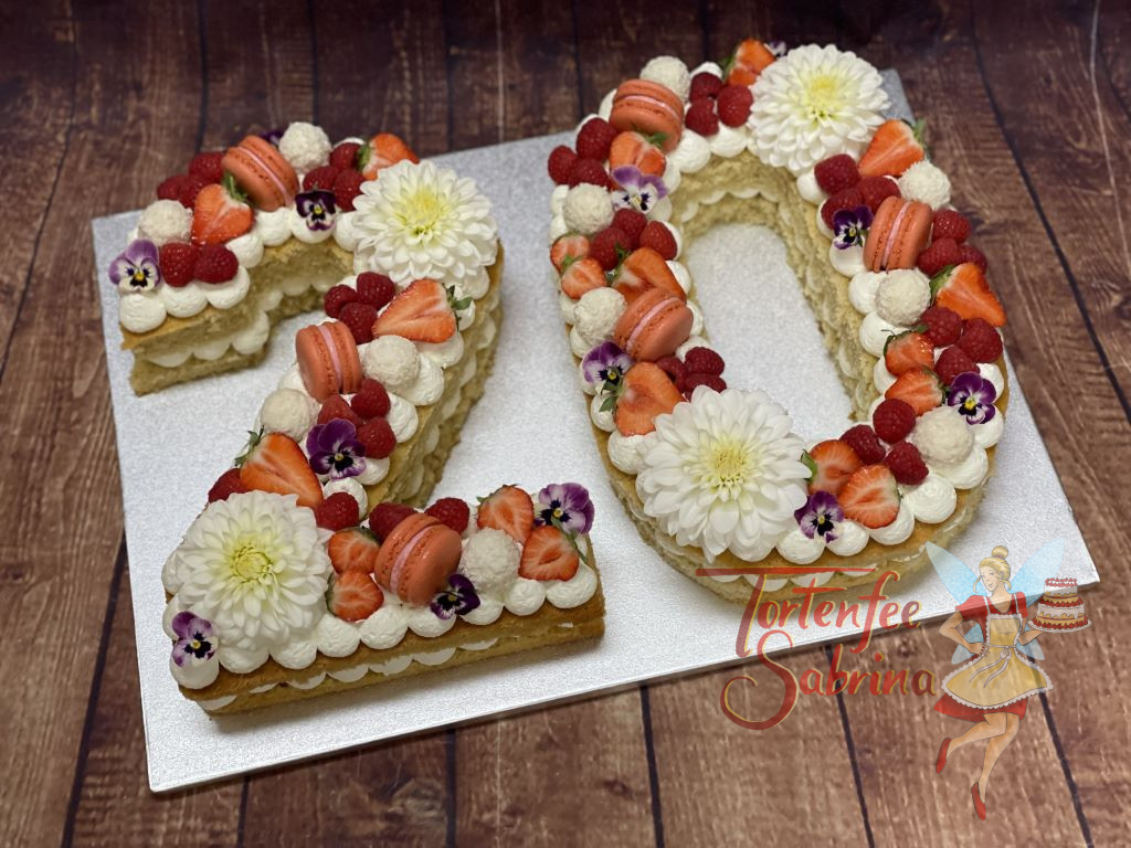 Geburtstagstorte Erwachsene - Süße und blumige 20ig, diese wurde mit Dahlien, Macarons und Erdbeeren verziert.