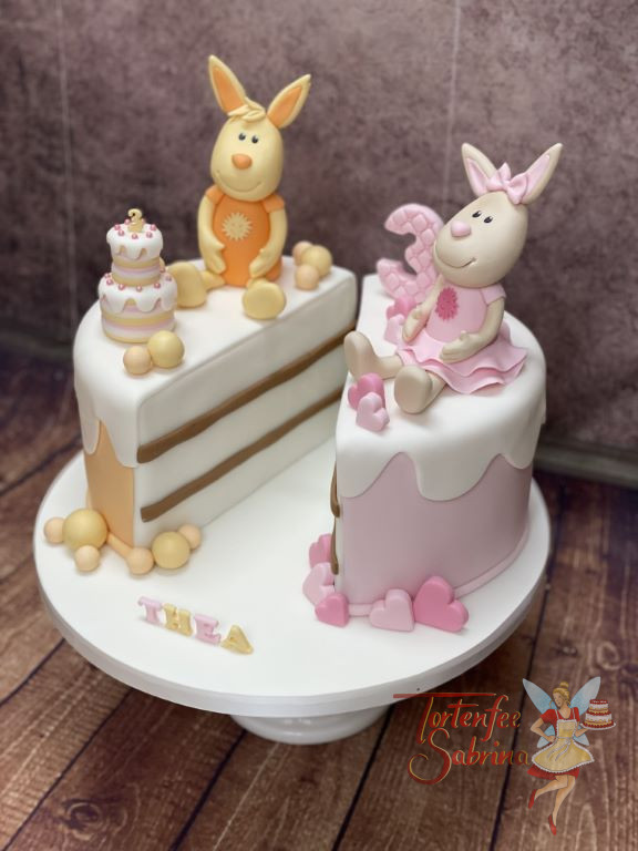 Geburtstagstorte Mädchen - Sunny Bunny und Pinky Bunny müssen sich die Torte teilen und zieren die Hälfte ganz oben.