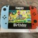 Geburtstagstorte Buben - Super Mario Bros.U Deluxe läuft gerade auf dem Bildschirm der Nintendo Switch mit den Farben rot und blau.