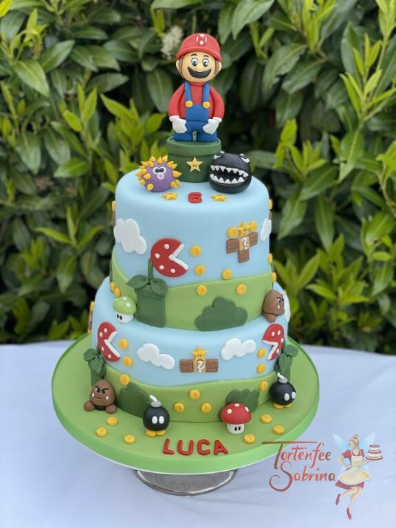 Geburtstagstorte Buben - Super Mario und der Kettenhund, ebenfalls auf der Torte sind Münzen und Sterne.