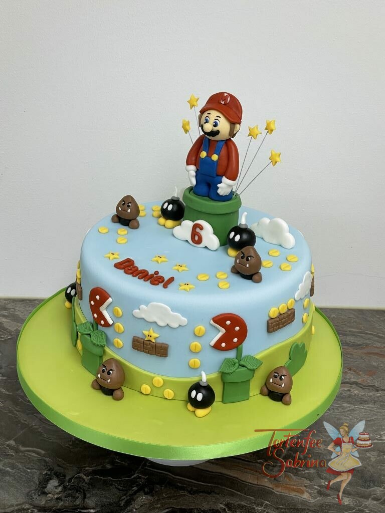 Geburtstagstorte Buben - Super Mario zwischen den Sternen. Ebenfalls auf der Torte sind viele Münzen, Sterne und Wolken.