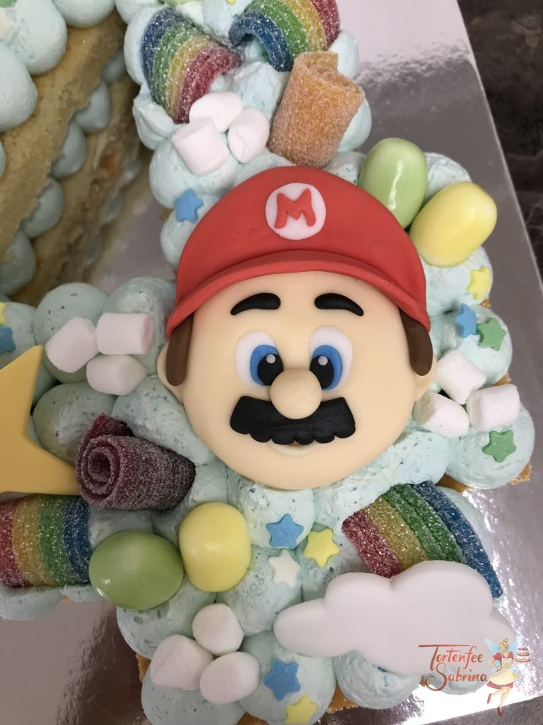 Geburtstagstorte Buben - Super Mario´s 4er, hier wurde die Torte als 4 zugeschnitten und mit blauer Creme gefüllt. Verziert mit Mario, Luigi und Joshi.