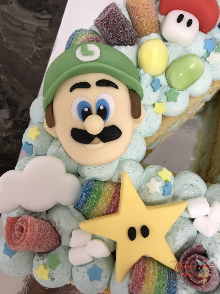 Geburtstagstorte Buben - Super Mario´s 4er, hier wurde die Torte als 4 zugeschnitten und mit blauer Creme gefüllt. Verziert mit Mario, Luigi und Joshi.