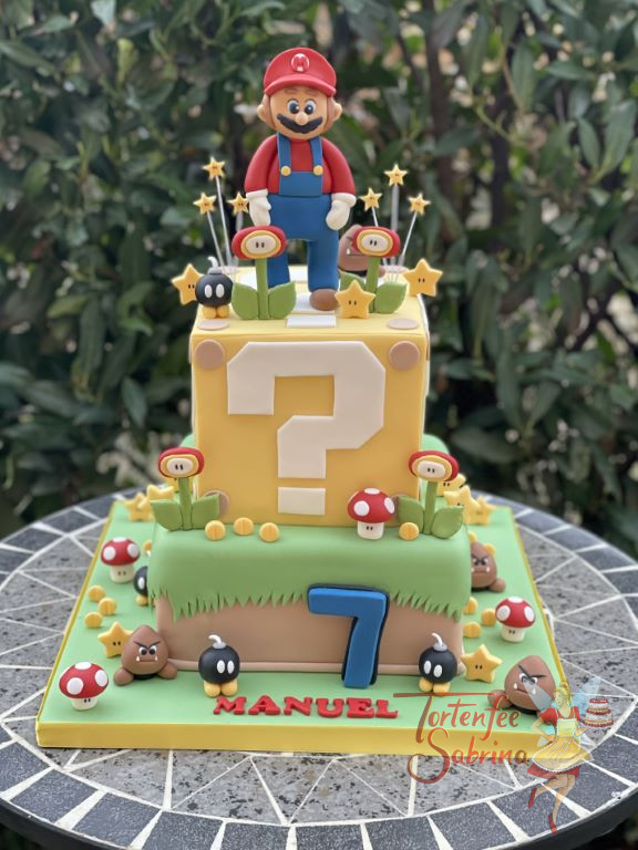 Geburtstagstorte Buben - Super Marios ?-Block ist der obere Stock der zweistöckigen Torte und ganz oben ist natürlich Super Mario.