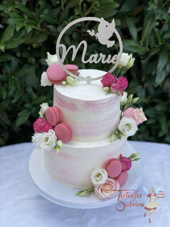 Geburtstagstorte Mädchen - Taube mit Blumen sind auf dem Cake Topper abgebildet, die Torte wurde mit Süßigkeiten und Blumen verziert.