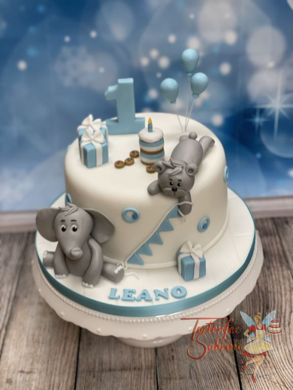 Geburtstagstorte Buben - Teddys Geschenke sind oben auf der Torte plaziert, mit dem Elefant wird noch die Wimpelkette gerichtet.