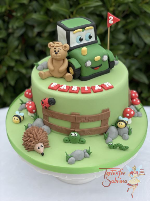 Geburtstagstorte Buben - Teddy´s grüner Traktor lacht von der Torte mit seinen Freunden dem Igel, Frosch, Marienkäfer und den Bienen.