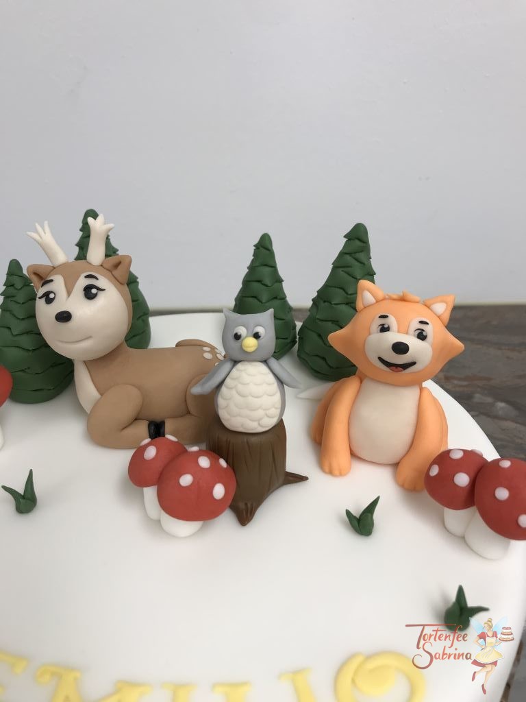 Geburtstagstorte Buben - Tiere im Wald, die Torte wurde dekoriert mit einem Reh, einem Fuchs und einer Eule, sowie Bäumen und Schwammerl.