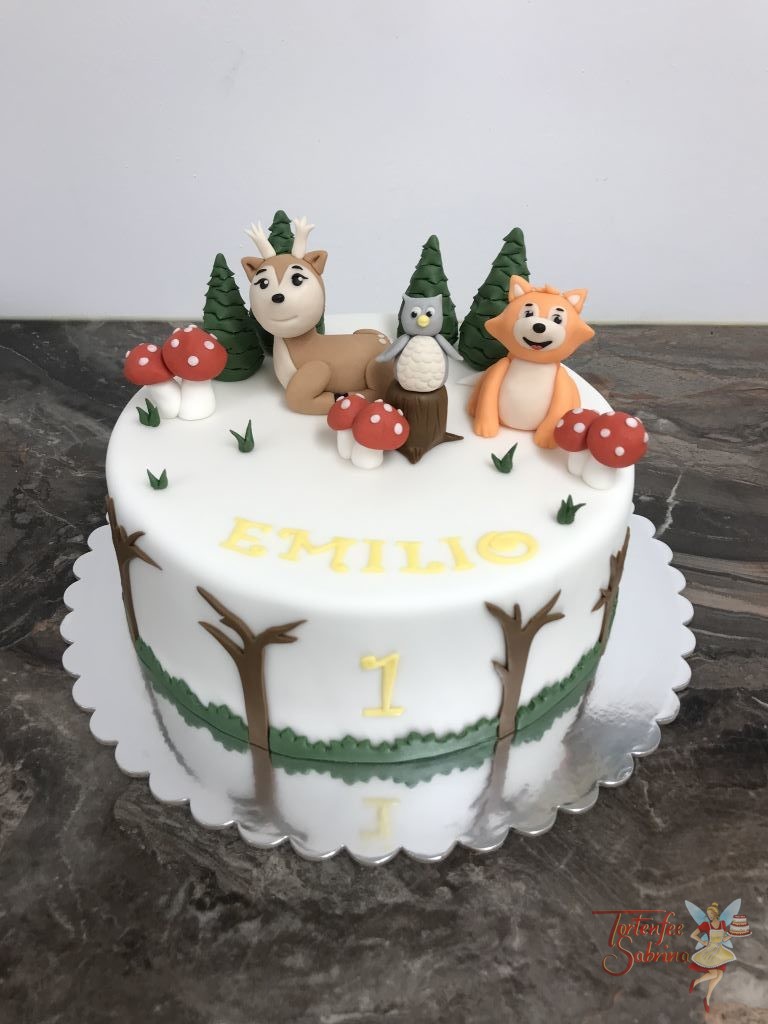 Geburtstagstorte Buben - Tiere im Wald, die Torte wurde dekoriert mit einem Reh, einem Fuchs und einer Eule, sowie Bäumen und Schwammerl.