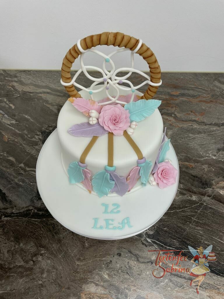 Geburtstagstorte Mädchen - Traumfänger mit Federn und dem aufwendigen Muster in der Mitte ziert die Torte, ebenso wie die Blumen und Federn.