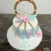 Geburtstagstorte Mädchen - Traumfänger mit Federn und dem aufwendigen Muster in der Mitte ziert die Torte, ebenso wie die Blumen und Federn.