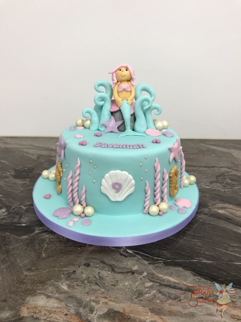 Geburtstagstorte Mädchen - Unterwasserthron, hier sitzt eine schöne Meerjungfrau auf ihrem Thron umgeben von Muscheln und Perlen.
