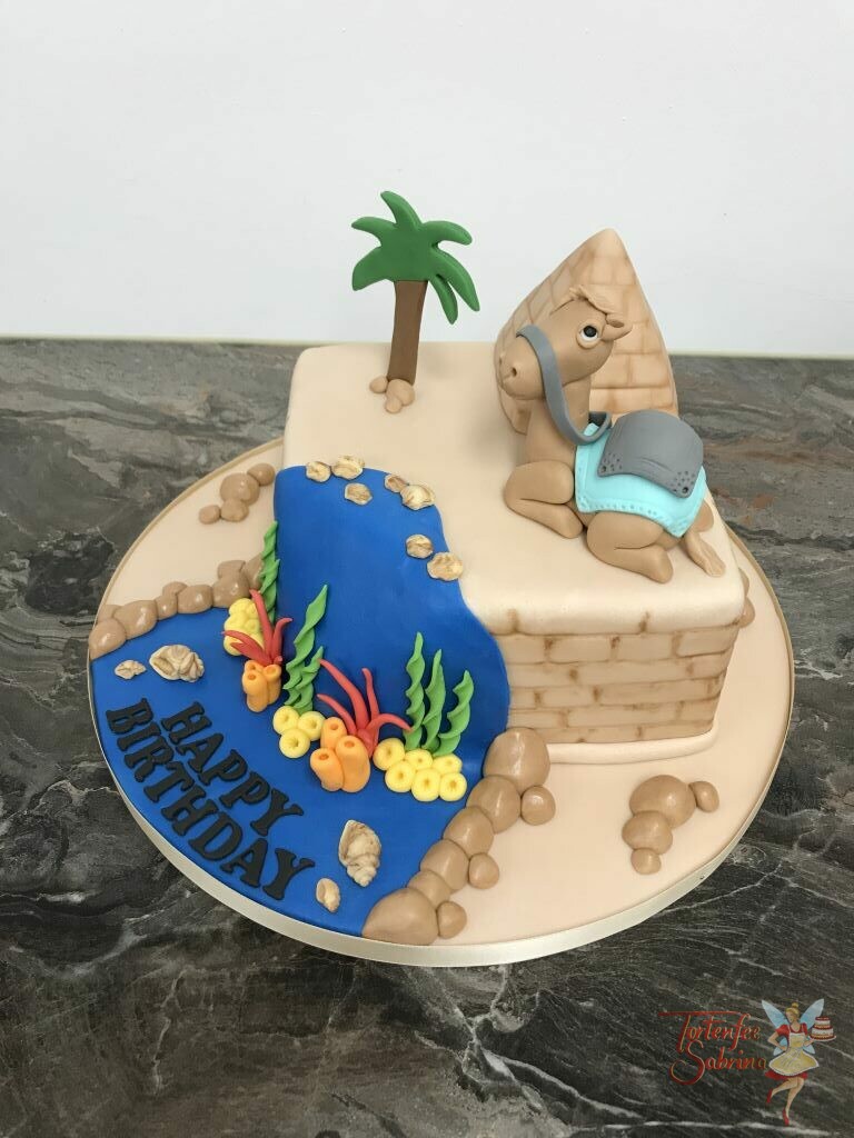 Geburtstagstorte Erwachsene - Urlaub in Ägypten mit allem was dazugehört, Meer, Palme, Pyramide und ein Kamel sind auf der Torte.