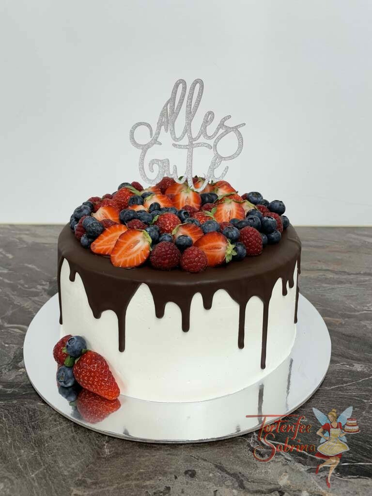 Geburtstagstorte Erwachsene - Viele Beeren sind auf dieser Torte mit schokoladigen Drip und glitzerndem Cake Topper.