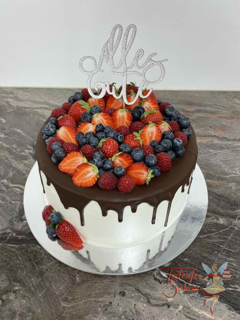 Geburtstagstorte Erwachsene - Viele Beeren sind auf dieser Torte mit schokoladigen Drip und glitzerndem Cake Topper.