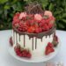 Geburtstagstorte Erwachsene - Viele Beeren auf der Schokolade des Drip-Cake, fehlen darfa auch der Cake-Topper nicht.