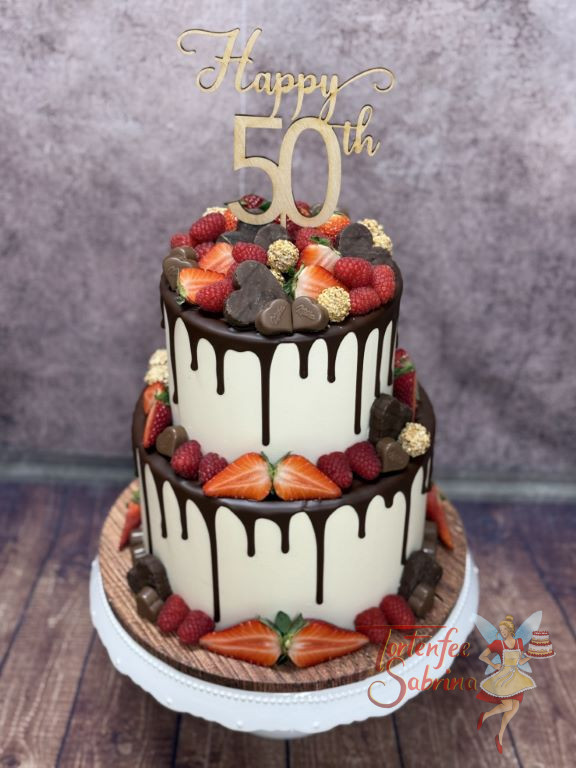 Geburtstagstorte Erwachsene - Viele Schokoherzen und rote Beeren verzieren den zweistöckigen Drip Cake mit Caketopper.