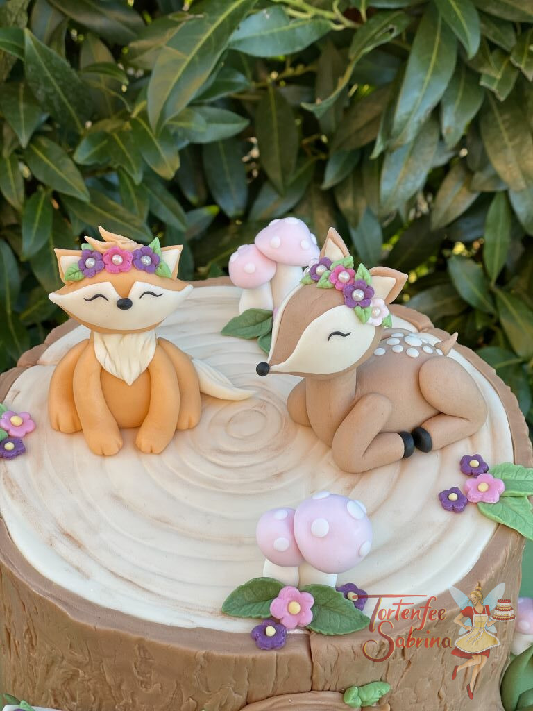 Geburtstagstorte Mädchen - Vier fröhliche Waldtiere sitzen auf und neben dem Baumstamm, mit auf der Torte Fuchs, Reh, Eule und Igel.
