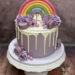 Geburtstagstorte Mädchen - Violette Rosen und Macarons verzieren neben dem Regenbogen und dem Caketopper die Torte.