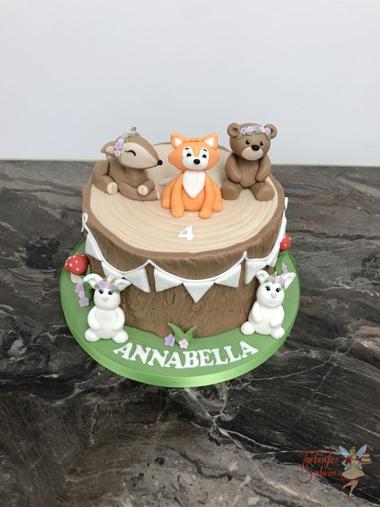 Geburtstagstorte Mädchen - Waldtiere am Baumstumpf, hier treffen Reh, Fuchs, Bär und Häschen auf einander. Dazu gibt es passende Cake Pops.
