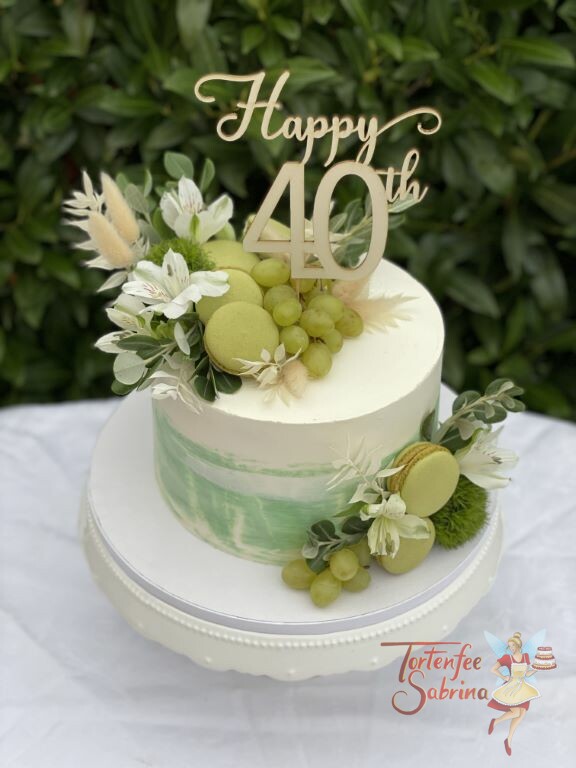 Geburtstagstorte Erwachsene - Weintrauben im Grünen zieren diese Torte neben Blumen und süßen grünen Makronen.