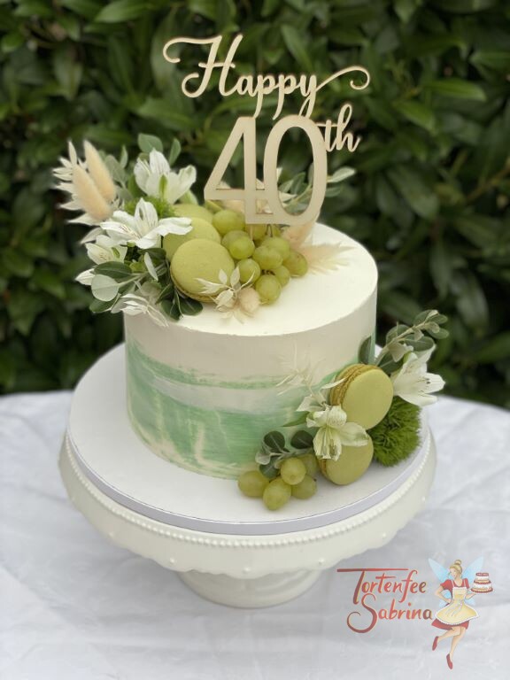 Geburtstagstorte Erwachsene - Weintrauben im Grünen zieren diese Torte neben Blumen und süßen grünen Makronen.