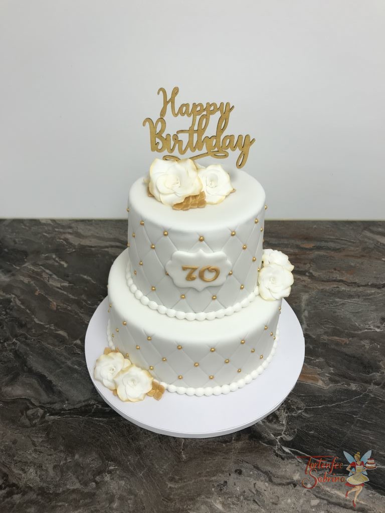 Geburtstagtorte Erwachsene - Weiße Rosen mit gold. Diese Torte wurde mit einem Rautenmuster mit goldenen Perlen verziert.