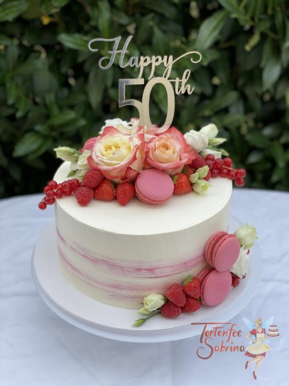 Geburtstagstorte Erwachsene - Weiße Rosen mit rosa Spitzen sind neben Beeren und Makarons der Blickfang der Torte.