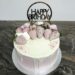 Geburtstagstorte Erwachsene - Weiße Schokoerdbeeren mit rosa Verzierung und Streusel zieren die Torte, ebenso ein Cake Topper.
