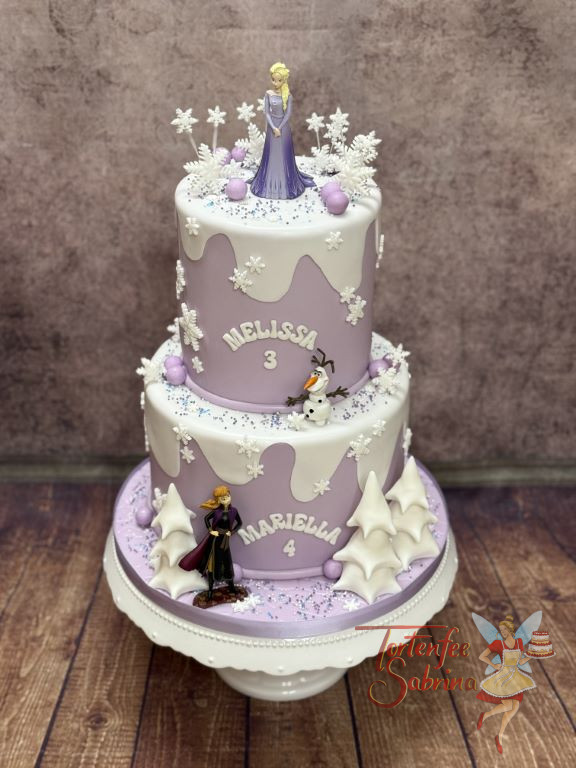 Geburtstagstorte Mädchen - Weiße Winterlandschaft gefällt Elsa, Anna und Olaf sehr, und spielen vergnügt im Schnee.