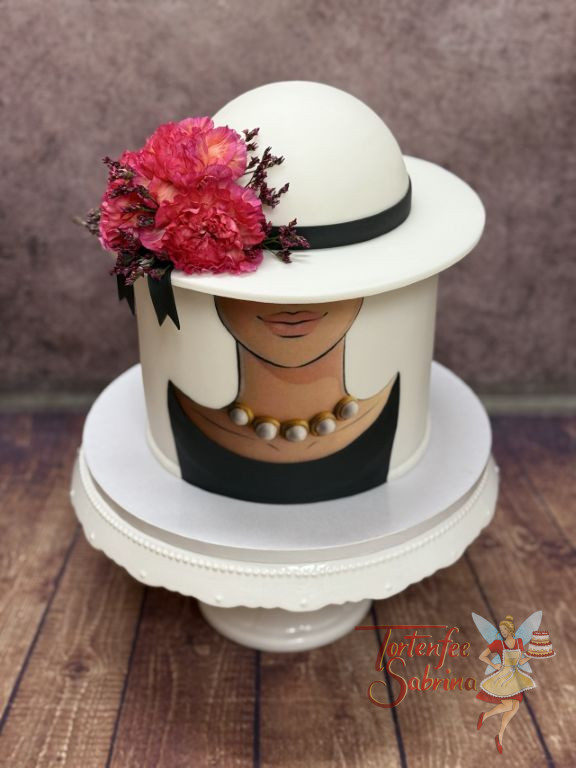 Geburtstagstorte Erwachsene - Weißer Hut mit schwarzen Band und schönen Blumen wird von einer Dame mit Halskette getragen.