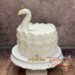 Geburtstagstorte Mädchen - Weißer Schwan mit goldener Krone wurde hier als Torte mit einzelnen Federn angefertigt.