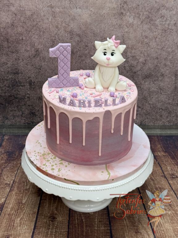 Geburtstagstorte Mädchen - Weißes Kätzchen mit rosa Schleife sitzt neben der großen Zahl auf der bunt verzierten Torte.