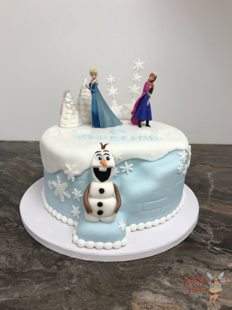 Geburtstagstorte Mädchen - Winterlandschaft mit Elsa, Anna und Olaf. Spielen vergnügt zwischen verschneiten Bäumen und Schneeflocken.