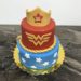 Geburtstagstorte Erwachsene - Wonderwoman mit Korne, Kordel und Schriftzug in gold. Der untere Teil der Torte ist blau mit Sternen.