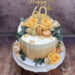 Geburtstagstorte Erwachsene - Zarte orange Rosen verzieren neben dem Caketopper aus Holz den zweifärbigen Drip Cake.